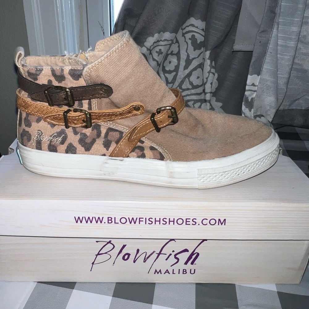 Blowfish Leopard belted shoes size 8